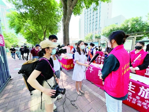 融媒体记者前往现场采访